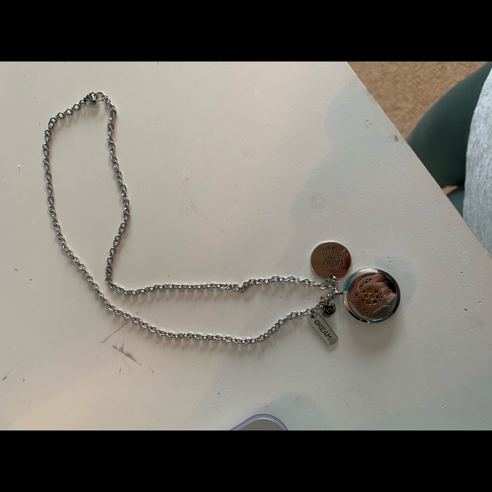 Essential oil diffusing necklace - Picture 2 of 8
